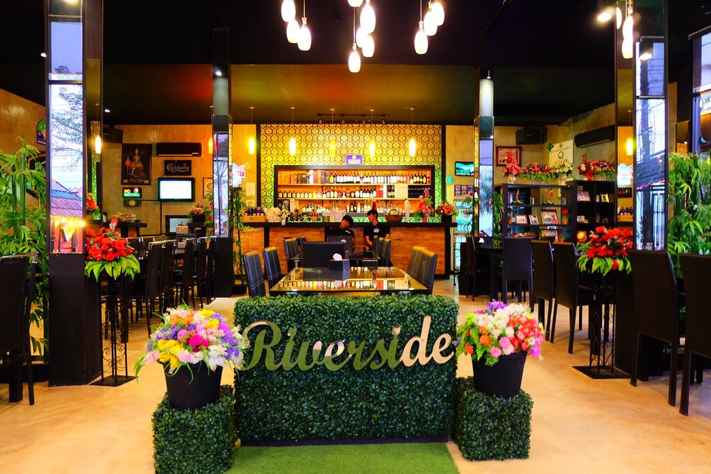 1. Riverside Restaurant&Bar Bungkan