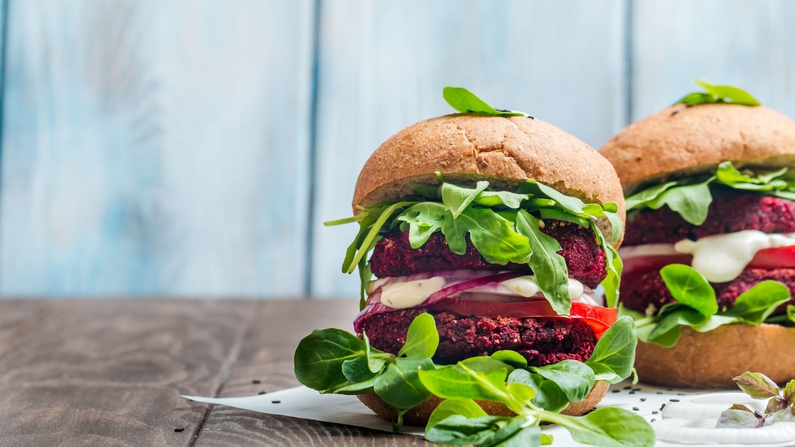 burgers vegetariens avec betteraves et salade 