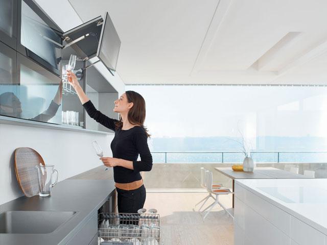 Tay nâng giúp việc đóng mở tủ bếp trên dễ dàng và thuận tiện, không cần tốn nhiều sức