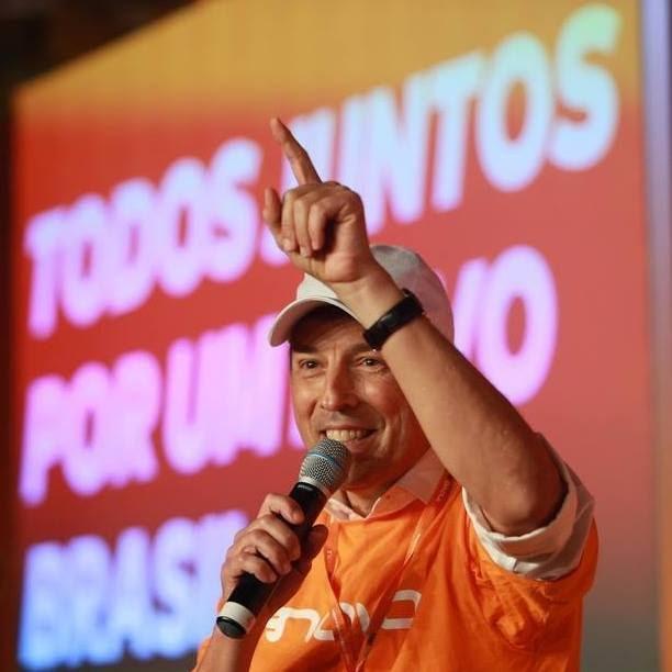 Uma imagem contendo pessoa, edifício, jogador, tênis
Descrição gerada com alta confiança