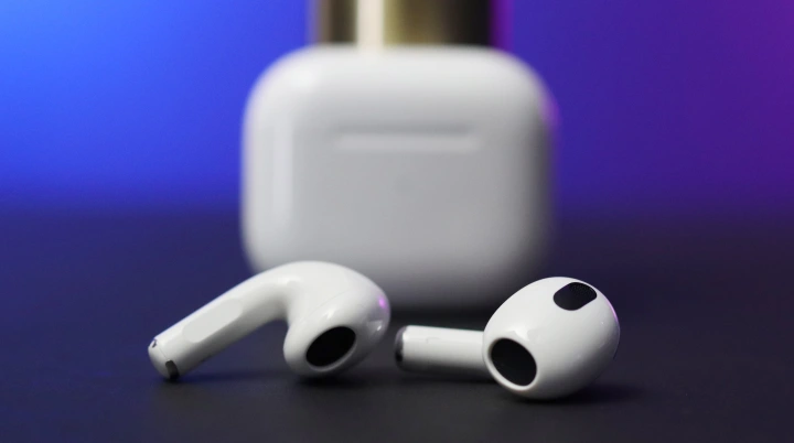 Store AirPods In The Case to resolve Airpods battery drain