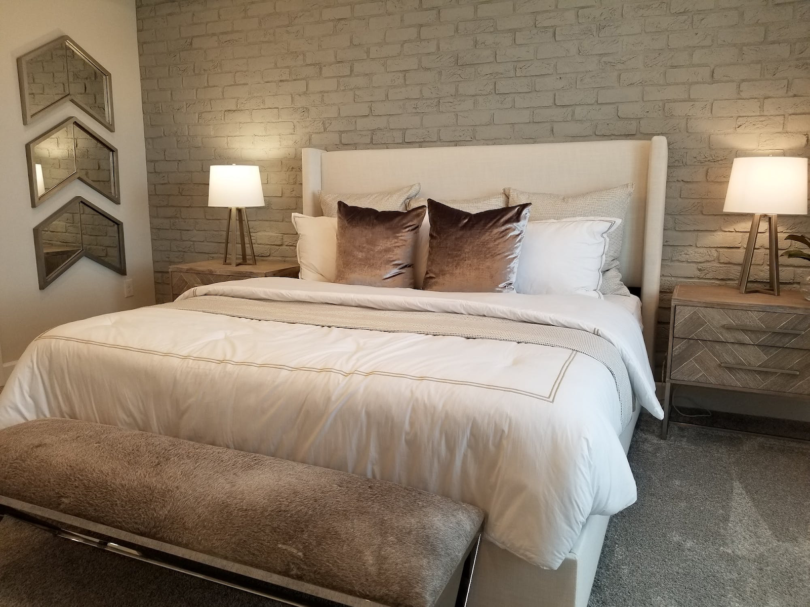 elegancka kołdra i poduszki w modnie urządzonej sypialni