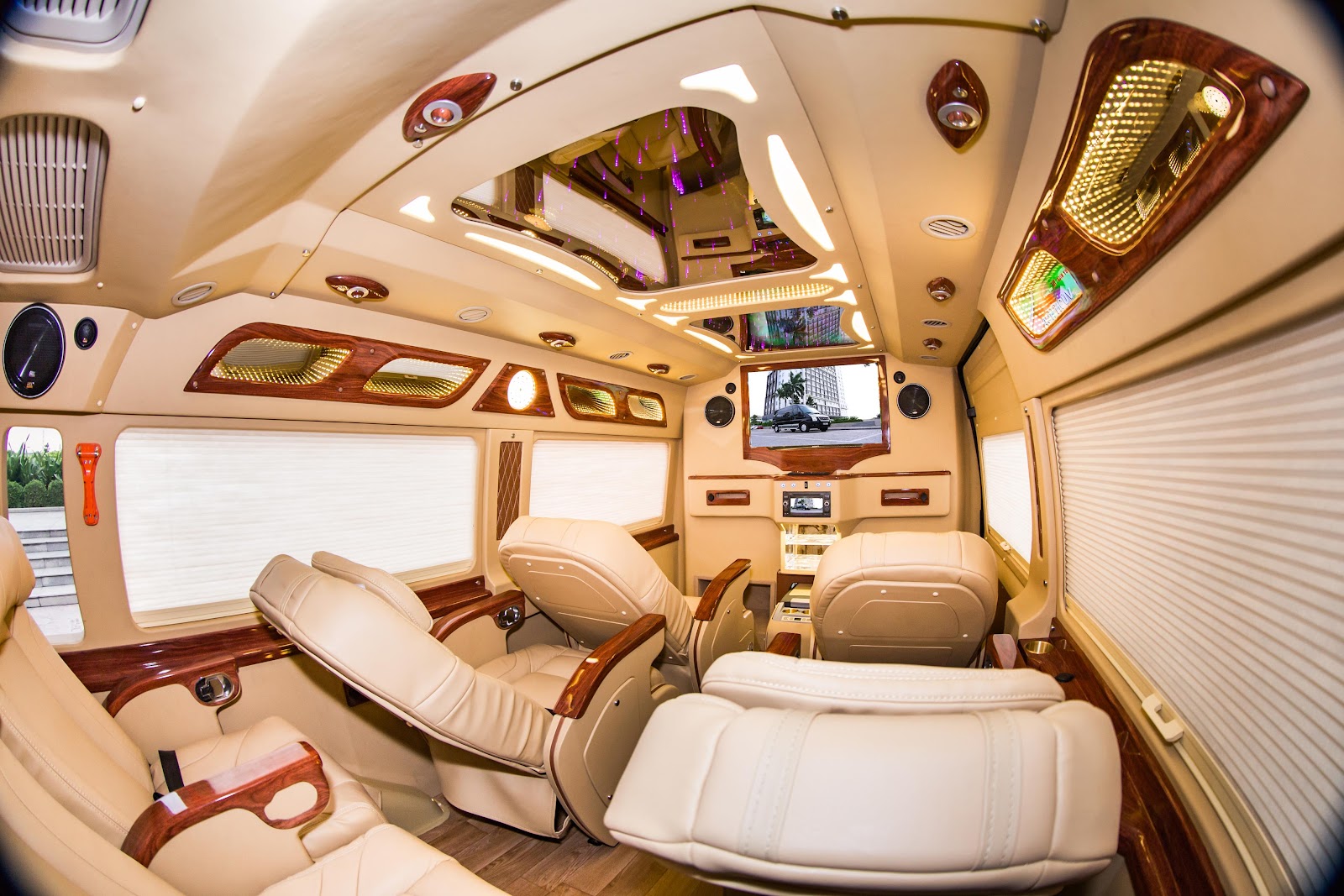 Nội thất xe Khai Phát Limousine đi Sapa từ Hà Nội