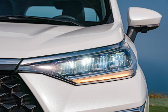 Đèn chiếu sáng LED trên Veloz Cross có tính năng tự động chiếu xa AHB. Ảnh: TMV.