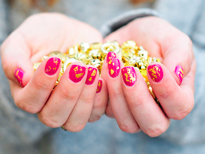 nägel muster, rosa nagellack, maniküre mit blattgold selber machen