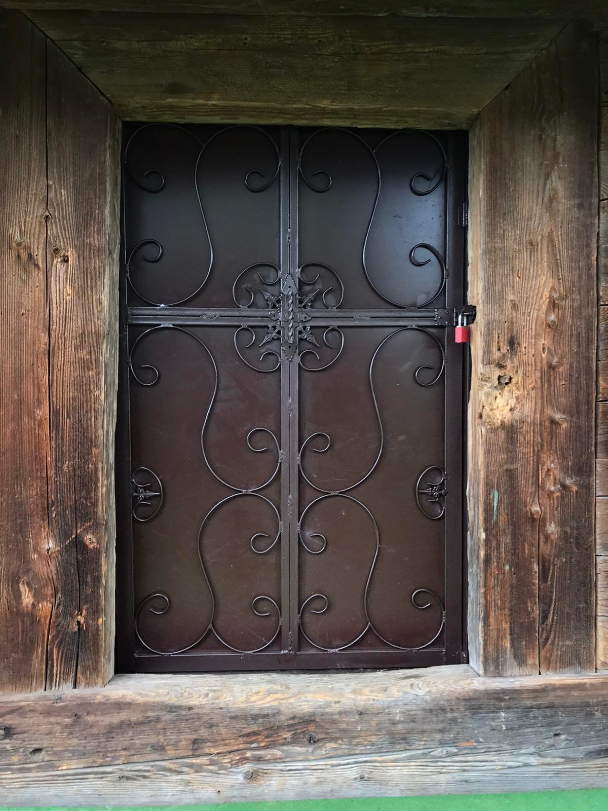 Автентичні дерев’яні двері дзвіниці Струківської церкви самовільно замінили на нові, металеві - фото 82011