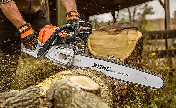 The best battery chainsaw: An image of a Stihl chainsaw cutting through a large trunk. 