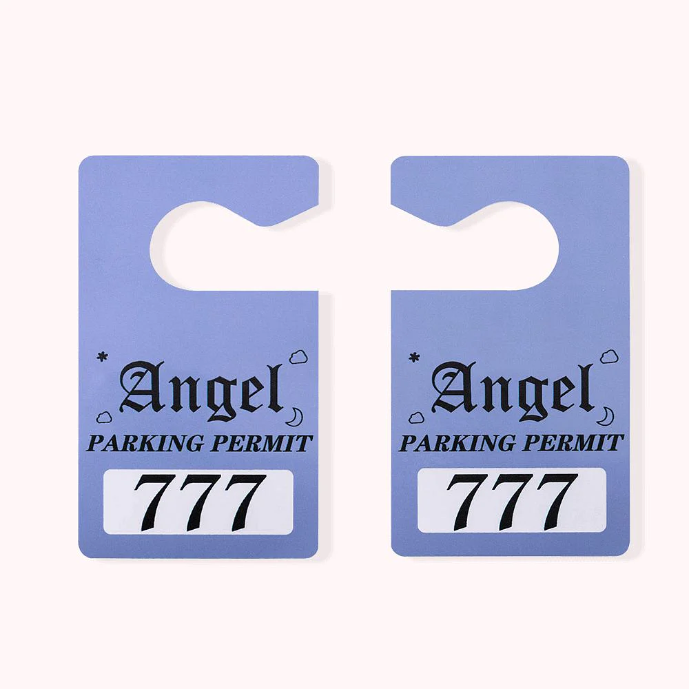 2 cartes de stationnement identiques, marquées du chiffre “777” et de la mention “Angel Parking Permit”. 