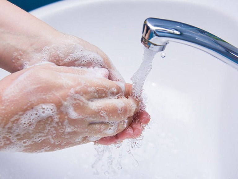 Rửa tay sạch bằng xà phòng giúp ngăn ngừa viêm kết mạc