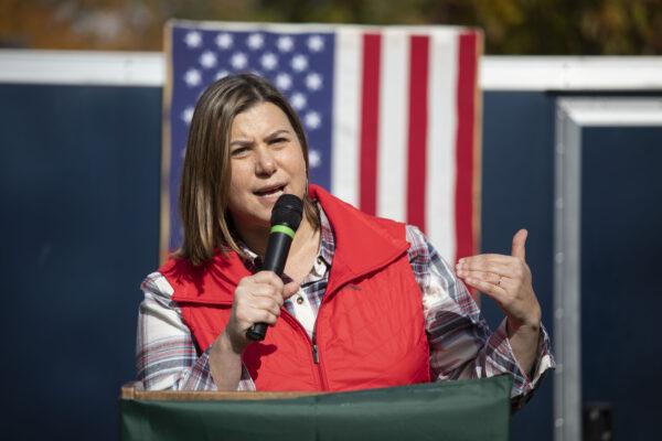 Dân biểu Elissa Slotkin (Dân Chủ-Michigan) trình bày tại một cuộc vận động tranh cử mà bà tổ chức ở East Lansing, Michigan, vào ngày 16/10/2022. (Ảnh: Bill Pugliano/Getty Images)