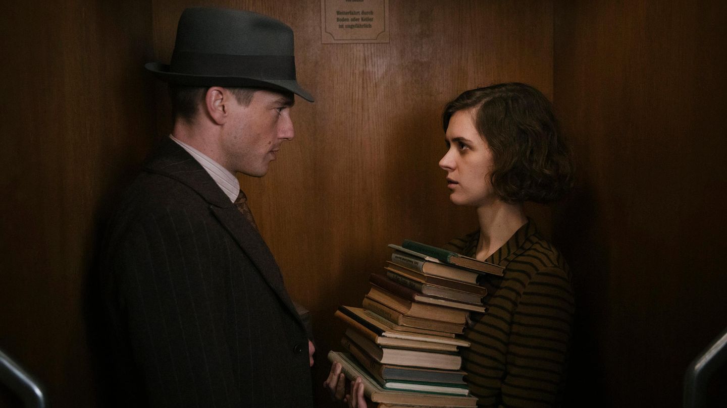A still from Babylon Berlin showing protagonists Gereon Rath and Charlotte Ritter locking eyes in an elevator.