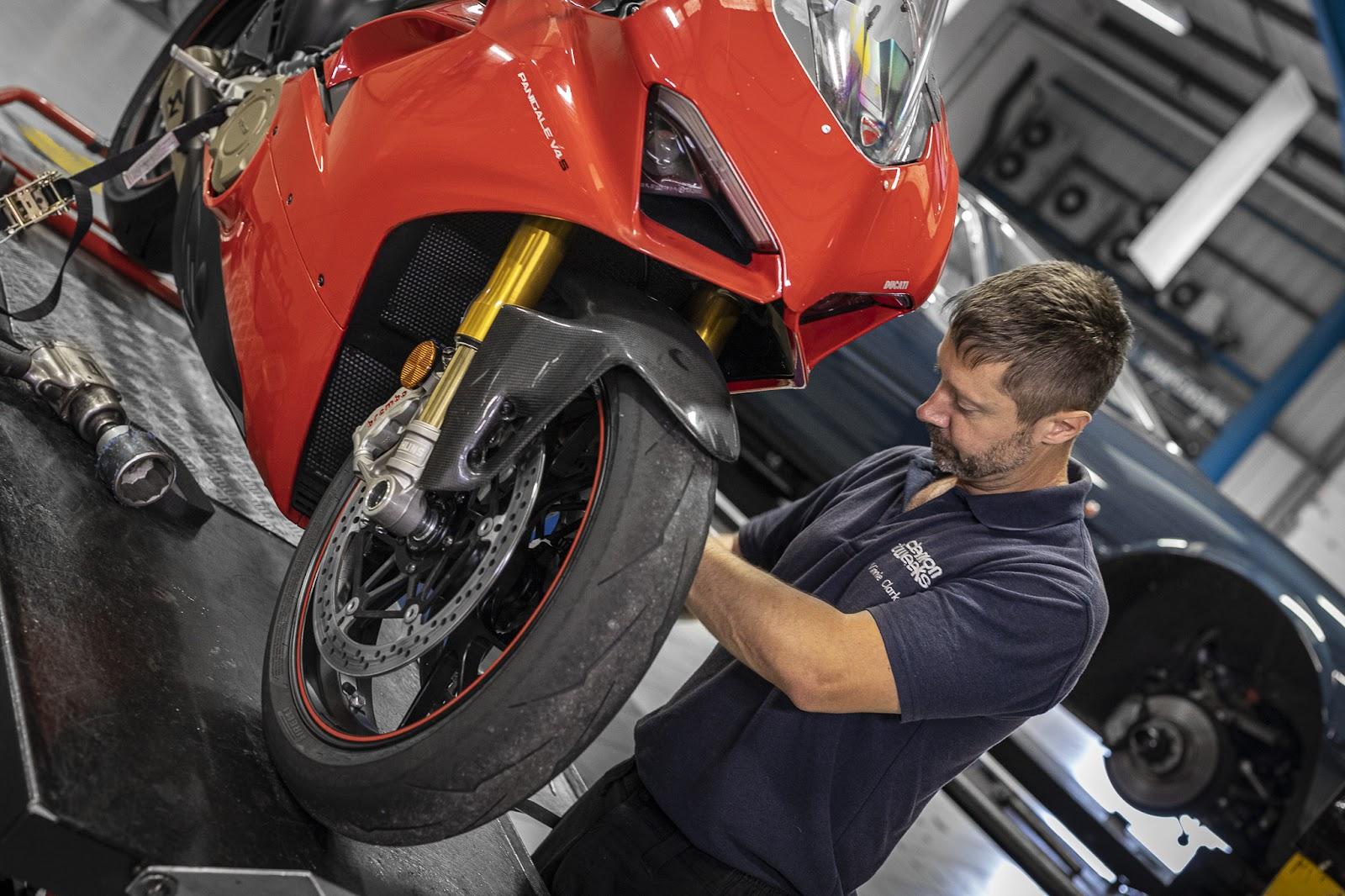 How to remove the wheel from a motorcycle to perform a tyre change