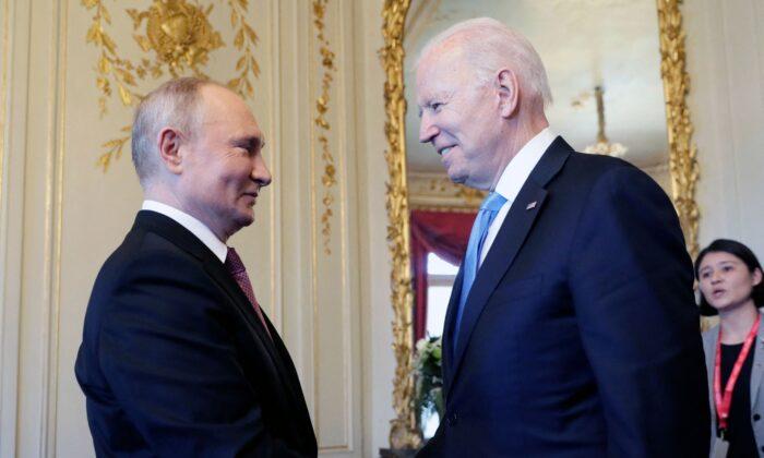 https://www.epochtimesviet.com/wp-content/uploads/2022/08/putin-and-biden-2-700x420-1.jpg