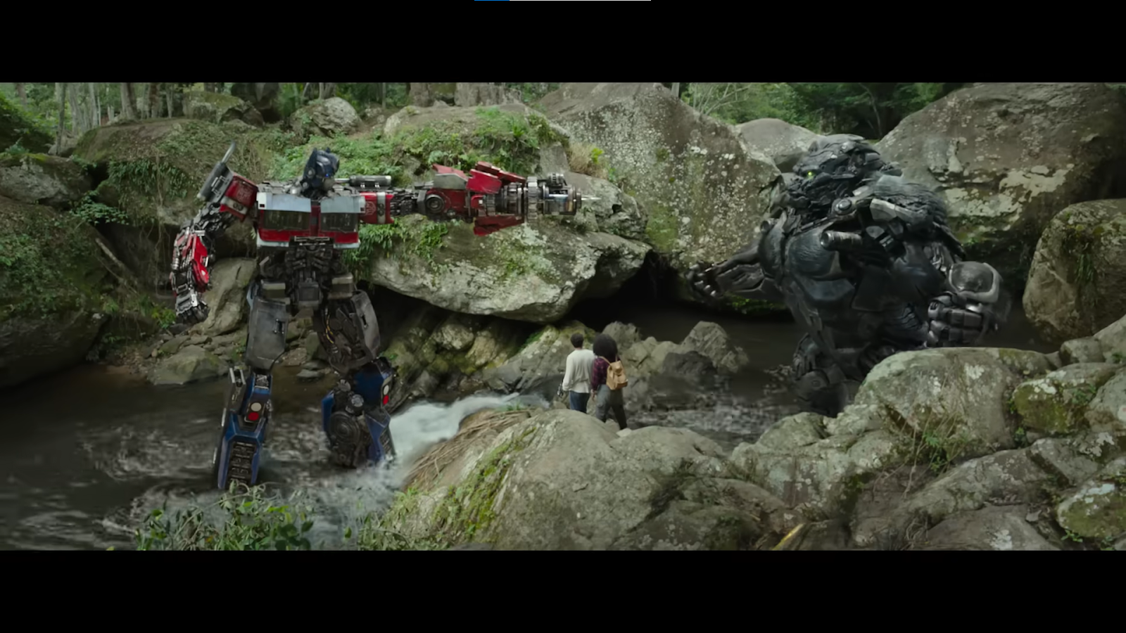 Optimus Prime (esquerda) e Optimus Primal (direita) inicialmente se estranham quando se encontram.