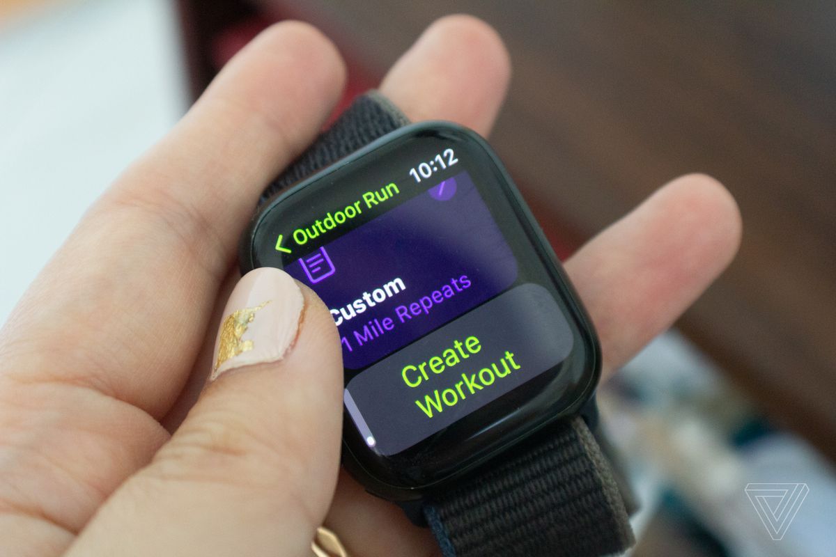 Apple Watch Series 7 showing the Create Workout screen for custom runs