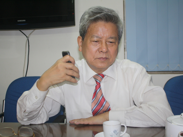 TBT Kim Quốc Hoa chỉ đạo phóng viên qua điện thoại thu thập tài liệu
            để chống tiêu cực
