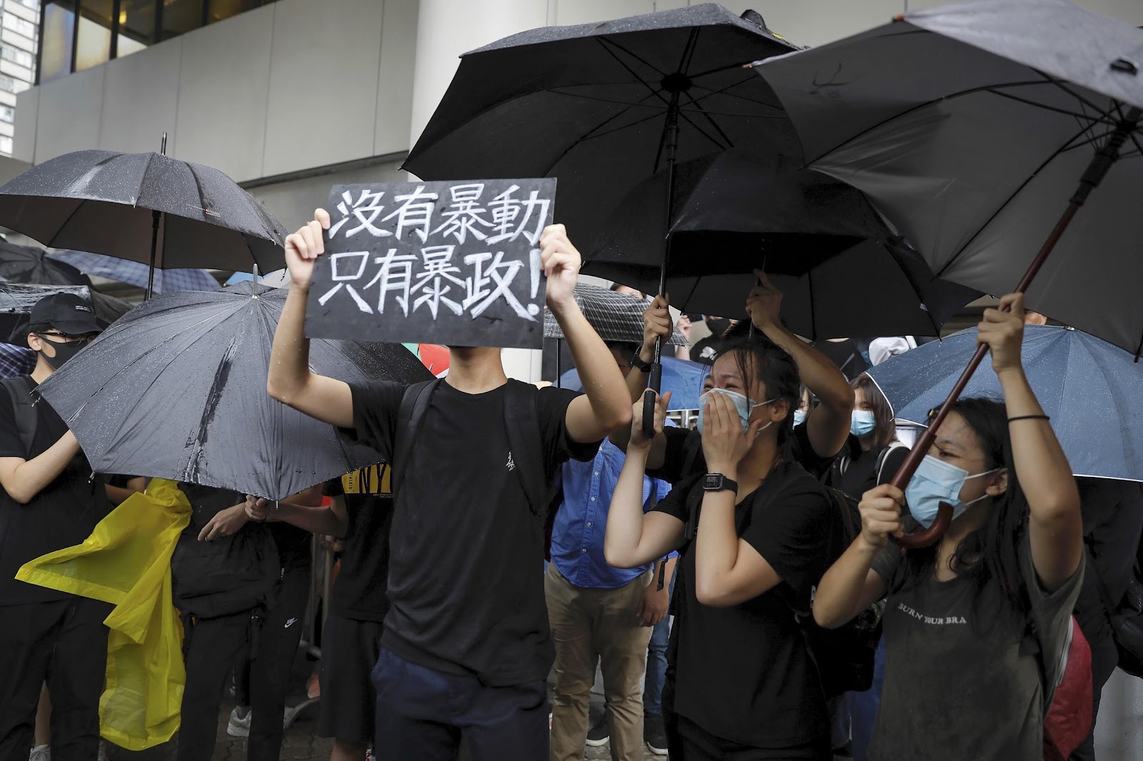 2019年7月31日，香港东区法院大楼外，近千名声援者在场聚集，高叫“没有暴徒、只有暴政”等口号。（美联社）
