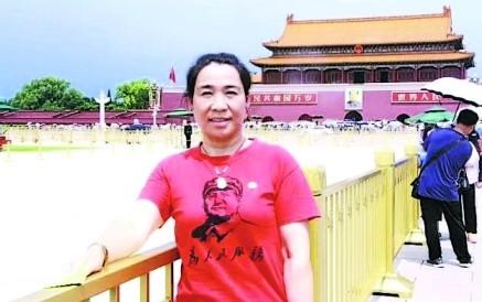 晓蓝发布自己身穿红衣在天安门前的留影，并宣布成立「人民党」。（public domain）