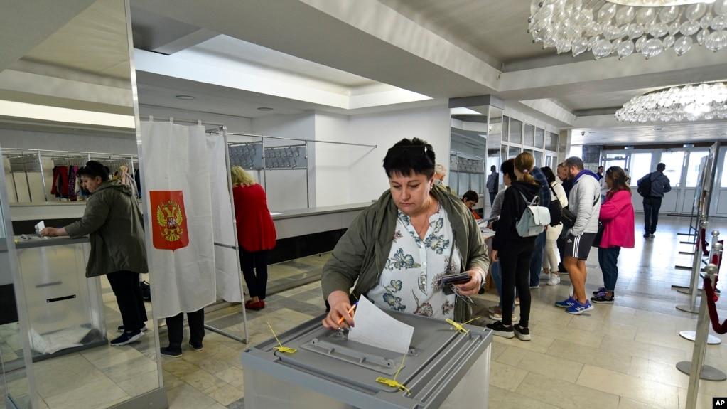 Cư dân thuộc hai vùng Luhansk và Donetsk do các phần tử đòi ly khai được Nga hậu thuẫn kiểm soát, hiện sống tại Crimea, bỏ phiếu trong cuộc trưng cầu dân ý tại Sevastopol, Crimea, ngày 23/9/2022.