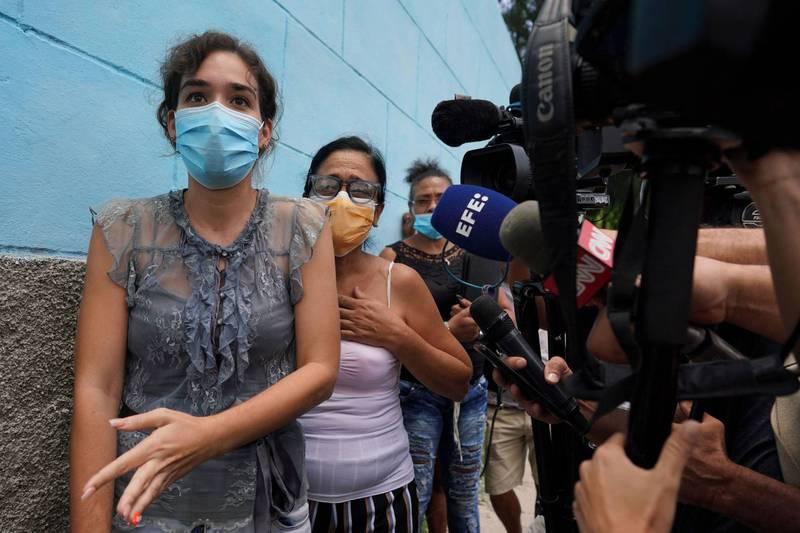 職業譯者卡爾薩迪拉(Amelia Calzadilla)與地方官員在哈瓦那會面。(路透)