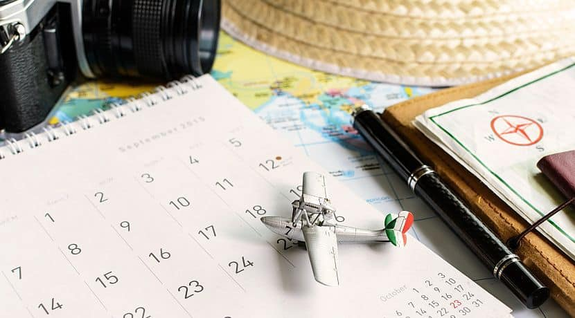 Để tiết kiệm chi phí bay, các bạn nên tránh mua vé máy bay vào mùa hè hoặc dịp tết