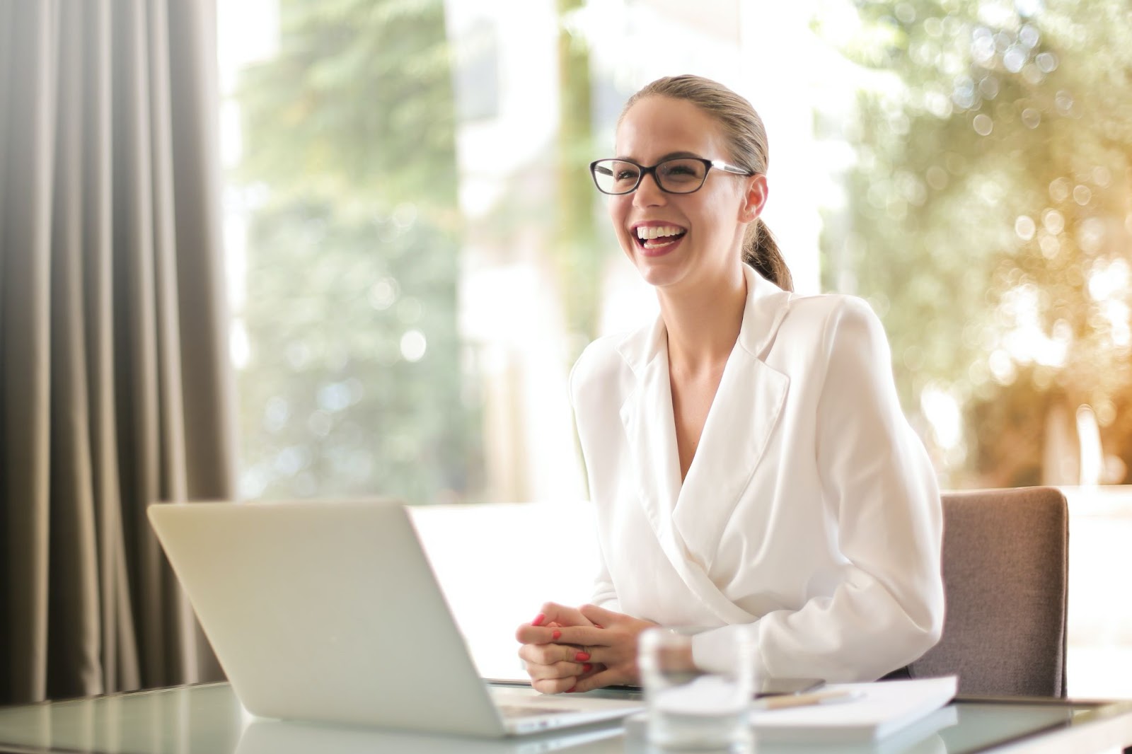 colaboradora mexendo na plataforma dispatcher