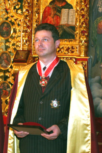 Андрій Скіб'як раніше працював у МНС та податковій і має Орден Святого Станіслава. Нині він тендерить в КМДА