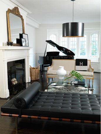Trang trí nội thất hiện đại với đàn Grand piano cùng nhiều đồ trang trí xung quanh