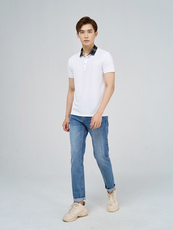 Quần jeans trơn xanh nhạt phối cùng áo Polo
