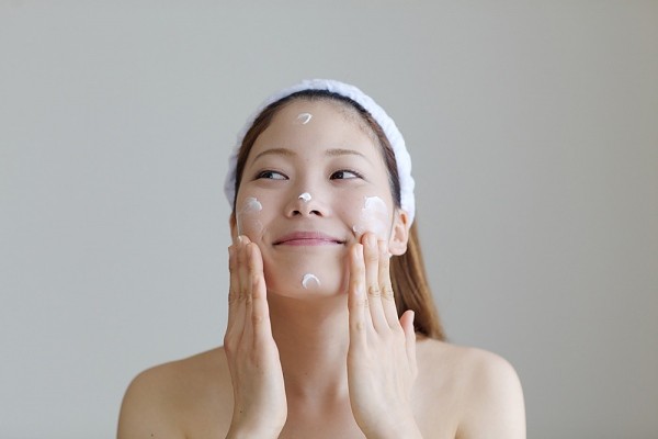6 cách làm căng da mặt vô cùng hiệu quả - Sử dụng những sản phẩm làm săn chắc da
