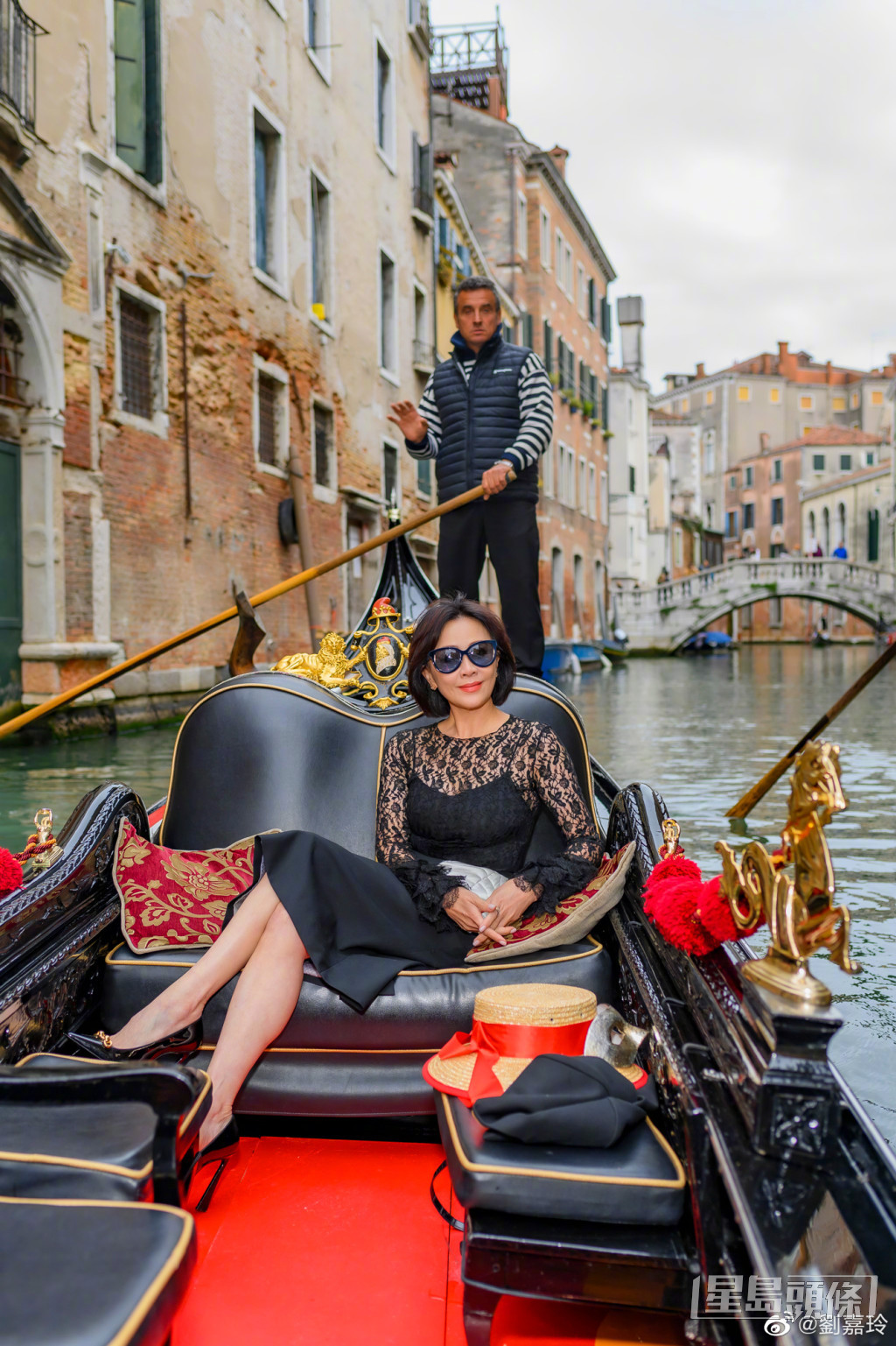 到訪威尼斯的劉嘉玲還去坐貢多拉（Gondola）。