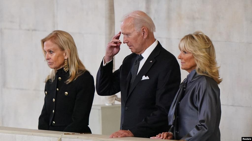 Tổng thống Biden và phu nhân (phải) tại Westminster Hall hôm 18/9.