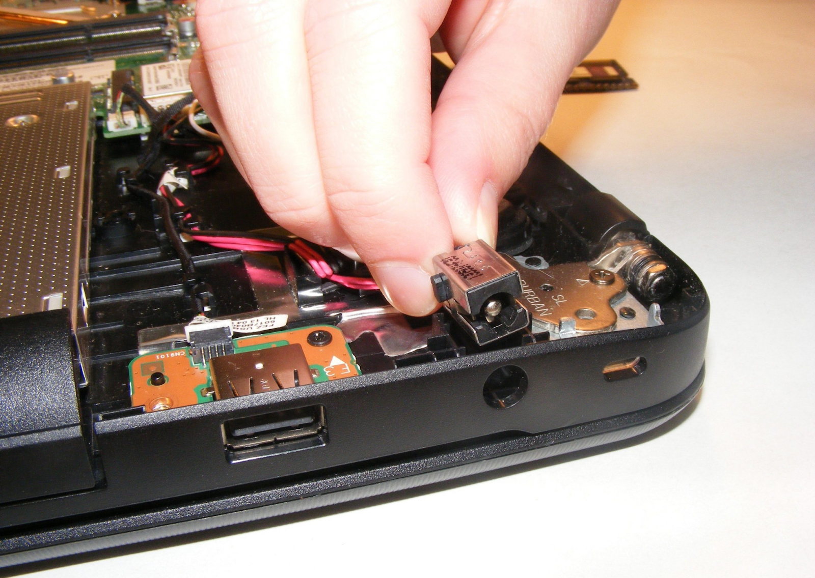 Cắm sạc laptop bị tóe lửa - Nguyên nhân và biện pháp phòng ngừa