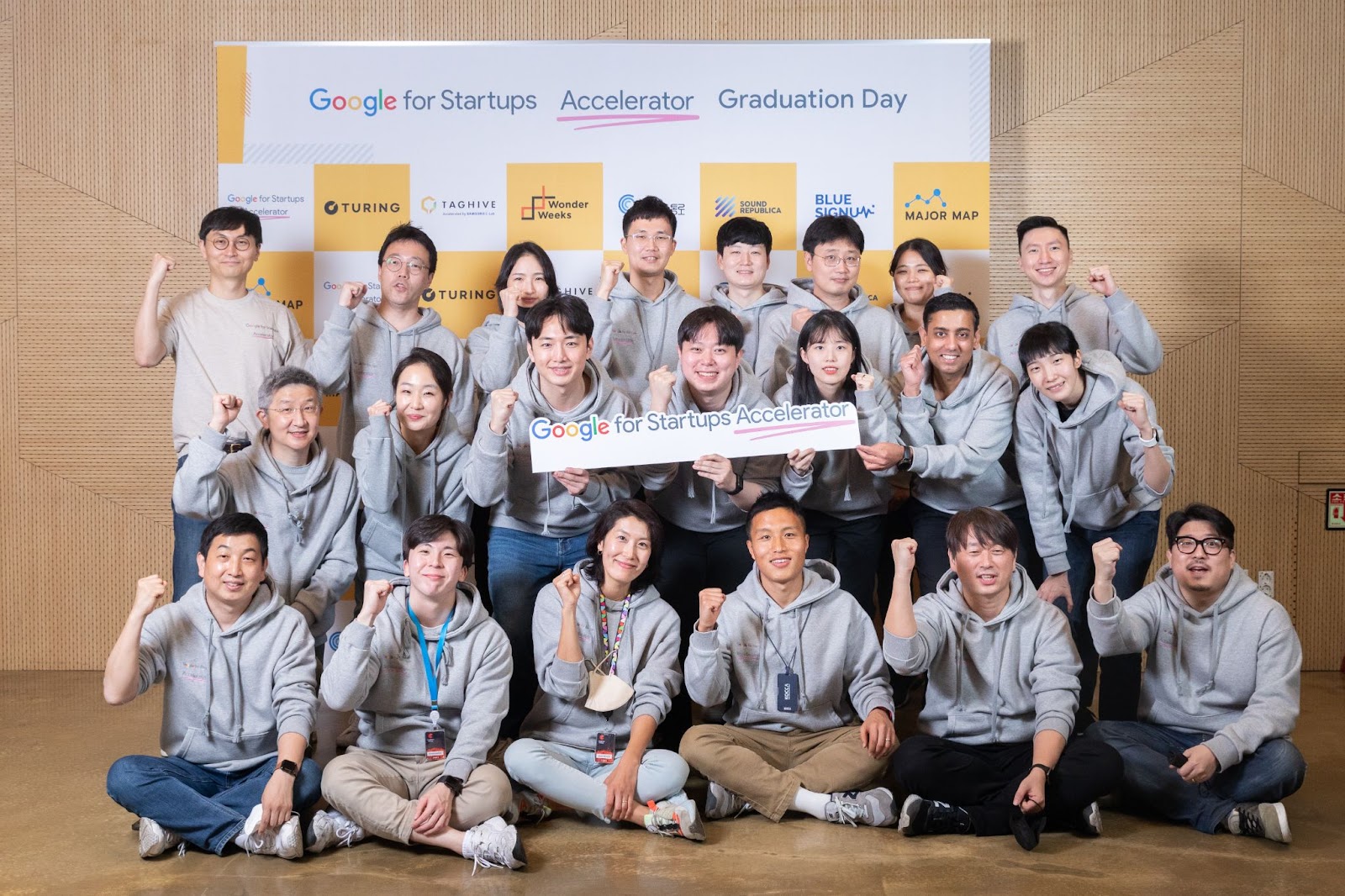 Google for Startups Accelerator' 제1회 졸업식에 참가한 스타트업 관계자들의 단체 사진.