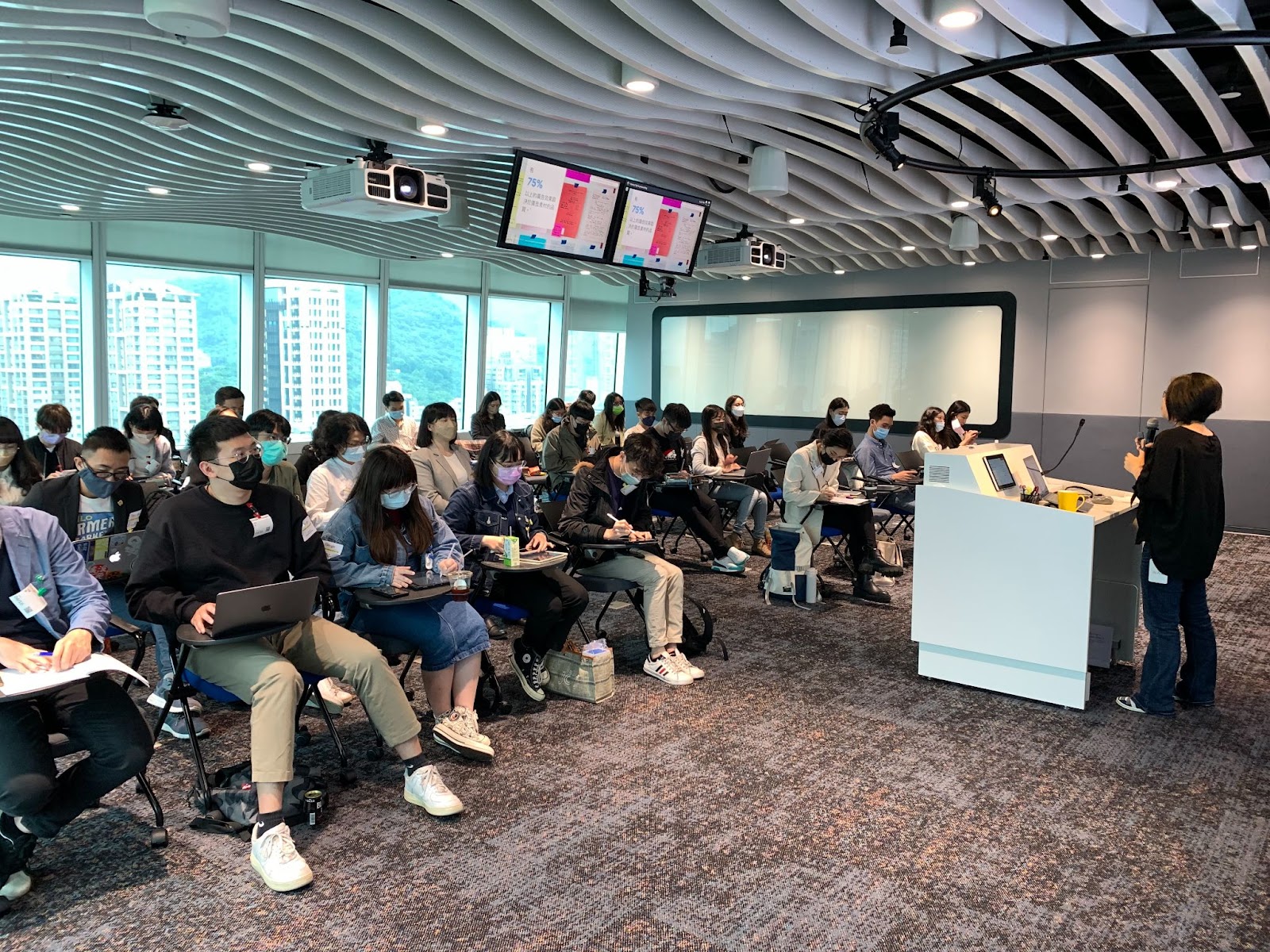Image 2: 透過數位人才探索計畫，我們協助企業訓練求職者與在職員工的數位技能