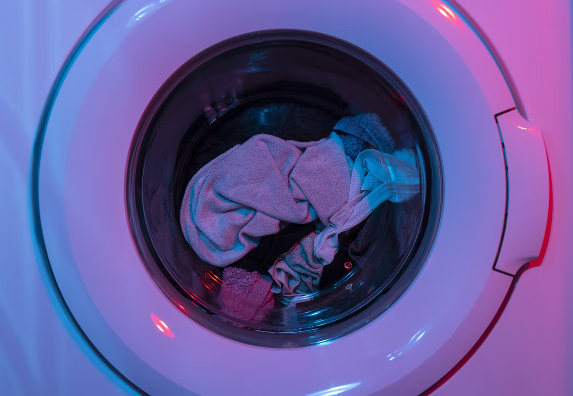 How to clean a washing machine laundry image