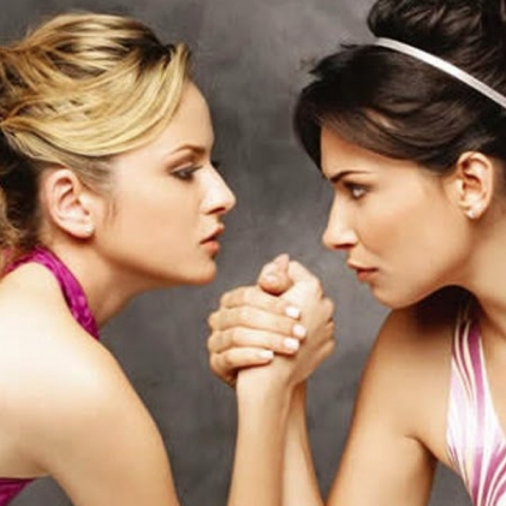Враждебно настроенные против. Две женщины спорят. Женщины подруги. Две женщины соперницы. Женская конкуренция.