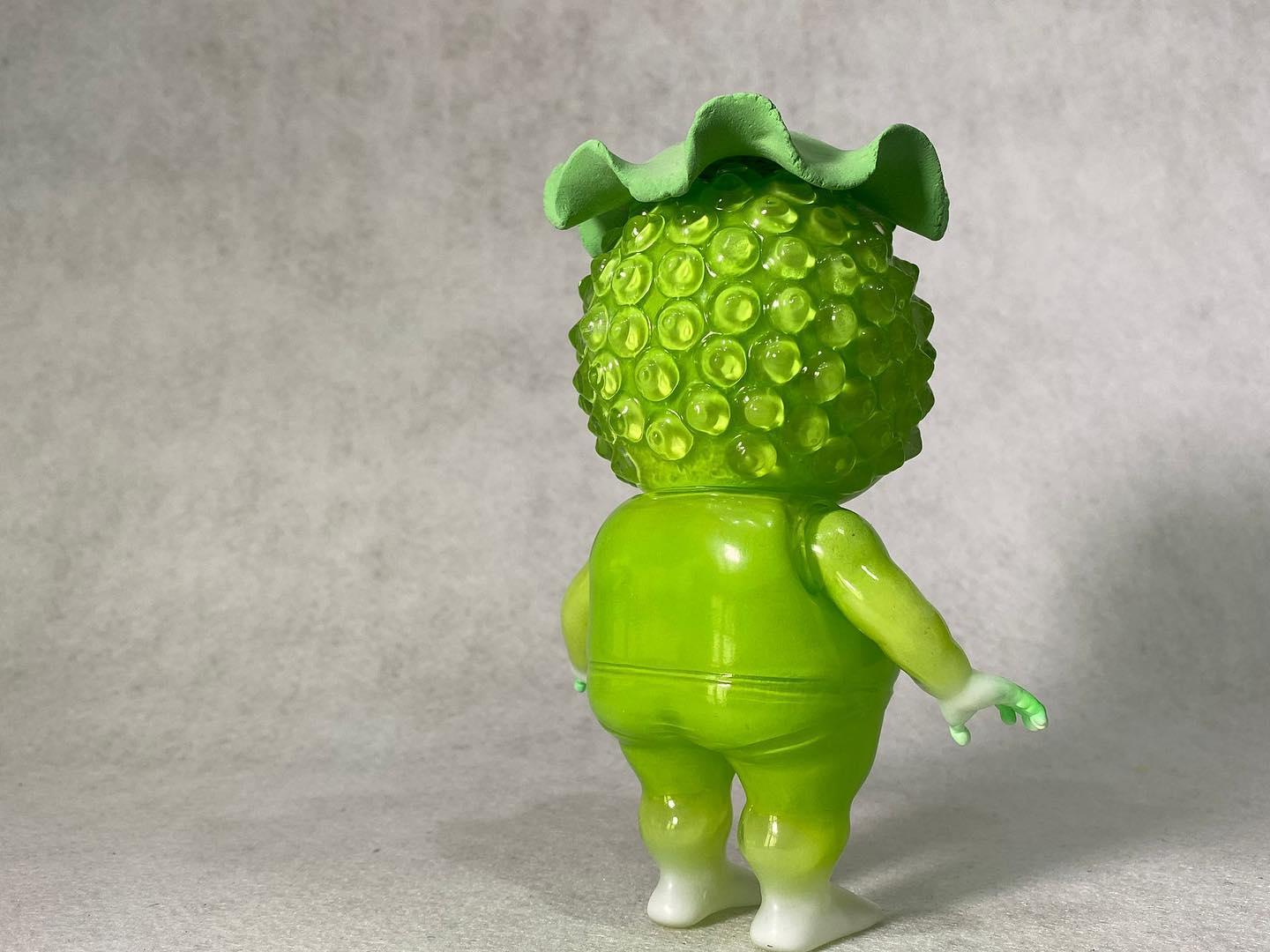 A small green toy

Description automatically generated with low confidence