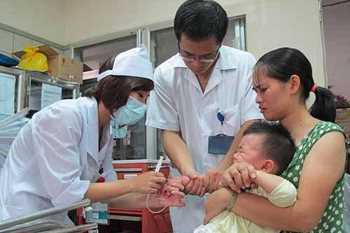 Điều trị cho bệnh nhi bị ngộ độc hóa chất tại khoa Nhi - Bệnh viện Bạch Mai. Ảnh: T.N
