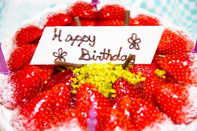 誕生日のケーキ

自動的に生成された説明