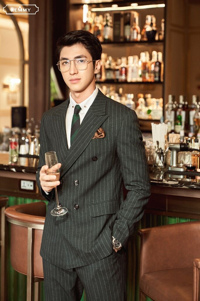 Mẫu vest xanh lá đậm kẻ sọc chỉ trắng