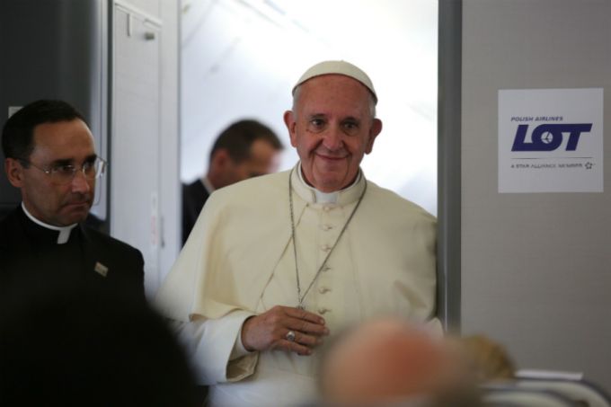 Pope Francis speaks to reporters aboard the papal flight from Krakow to Rome, July 31, 2016. Credit: Alan Holdren/CNA.