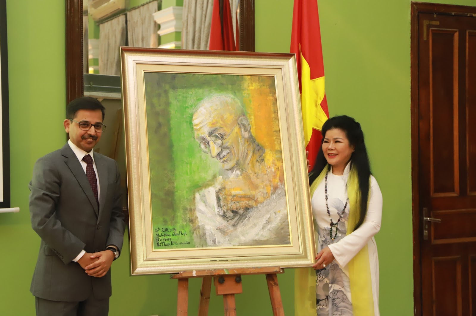Đại sứ quán Ấn Độ vinh danh họa sỹ Văn Dương Thành hậu lễ kỷ niệm 150 ngày sinh của anh hùng dân tộc Mahatma Gandhi dai su quan an do vinh danh hoa sy van duong thanh hau le ky niem 150 ngay sinh cua anh hung dan toc mahatma gandhi