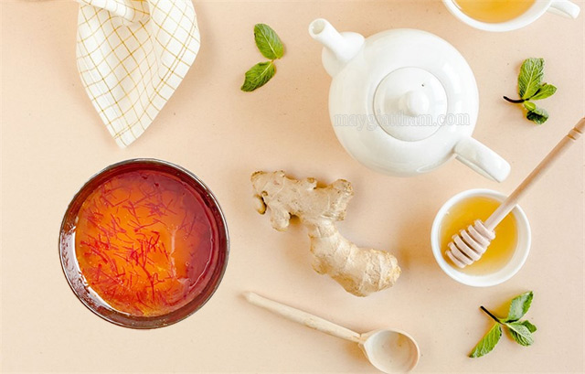 Uống saffron, mật ong và gừng tươi giúp giảm các triệu chứng cảm cúm