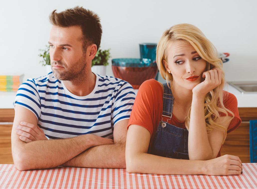 un uomo e una donna bionda si guardarono sottilmente