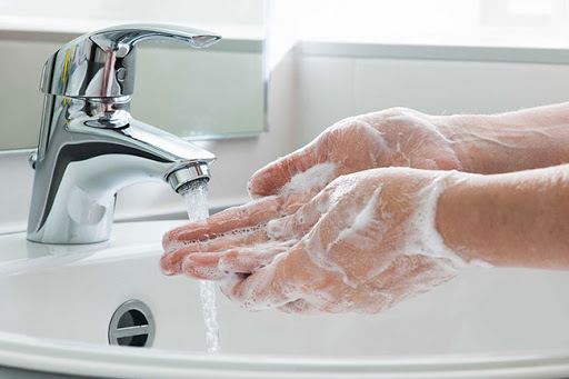Rửa tay bằng xà phòng và nước giúp tiêu diệt virus bám trên tay