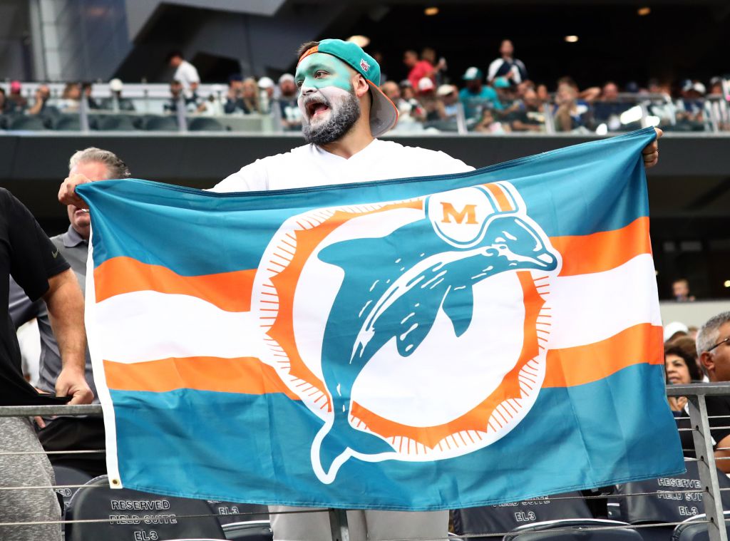 Tổng thể logo của đội Miami Dolphins trông khá phù hợp với ánh nắng mặt trời của Miami