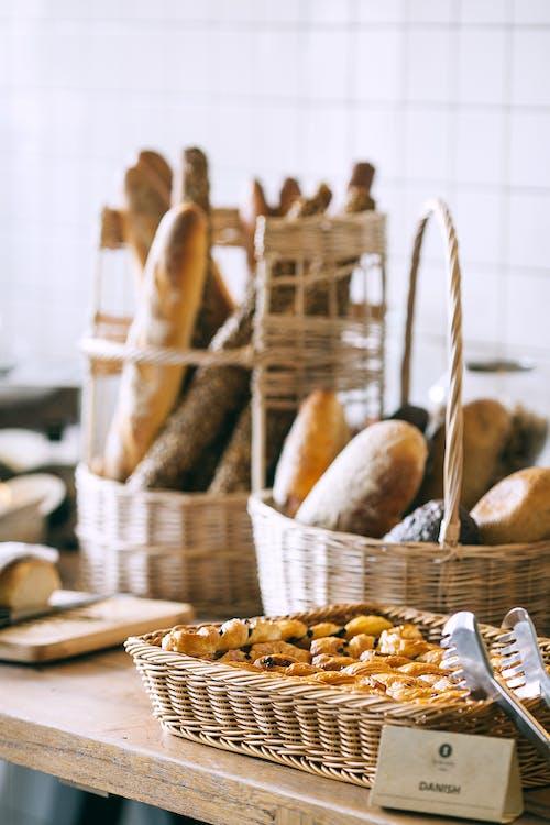 бесплатная Вкусный хлеб и булочки в корзинах Стоковое фото