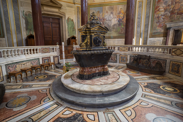 Viếng nhà rửa tội Thánh Gioan Lateran với người vừa được rửa tội