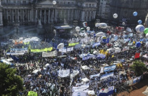 Télam 18/11/2016Buenos Aires: Vista aérea que muestra la Plaza de los Dos Congresos colmadas de gente, en el acto en reclamo de una ley de emergencia social.Foto: Manuel Fernández/aa